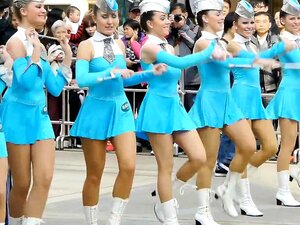 Heiße frische Majorettes in Blau zeigen ihre sexy Beine, während sie