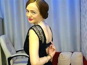 MILF tar av sig sin lilla svarta klänning