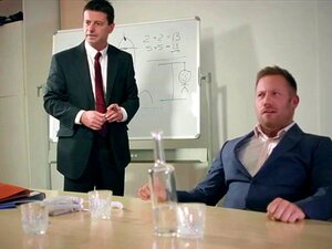 Sexy Sekretärin mit großen Titten unter dem Tisch. Mea wird während