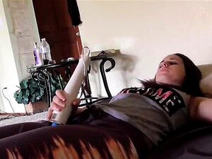 Hete webcammeisje Hitachi door haar benen