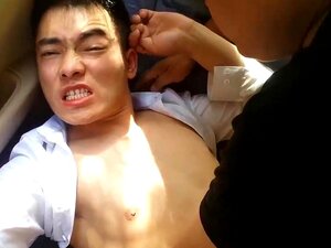 Chinesische Männer ficken im Auto, schmerzhaft (2'20'')
