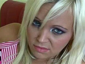 Tschechische Barbie fickt ihre Fotze in der Küche