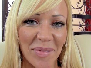 Isorintainen blondi Milf Austin Taylor rakastaa imeä kyrpää