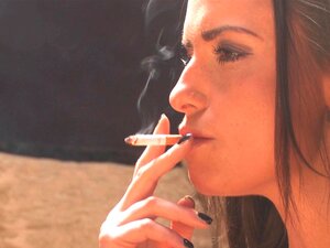 Sarah tupakointi Marlboro reds yläosattomissa ja tekee hänen meikki