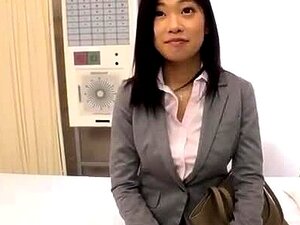 Söt småbröstad asiatisk tjej suger och knullar lycklig kille