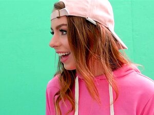 Süße fickt riesigen Schwanz in öffentlichen Gassen. Brünette