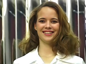 Lange hoer bukt zich en laat haar dikke kont zien