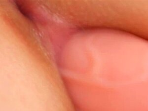 Nat sappig beverspeeltje gepenetreerd in solo