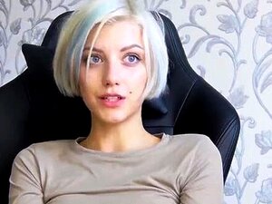 Sieh zu, wie diese heiße blonde Schönheit sich vor der Kamera
