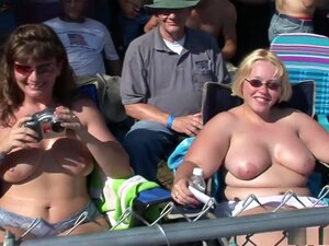 Kuumin pornotähti upeassa stripteasessa, isot tissit xxx kohtaus,