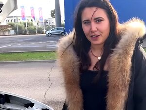 Doživite vrhunsko zadovoljstvo dok prelepa brineta uživa u divljem