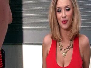 Riesentitten-MILF Katie Kox wird hart von einem fetten Schwanz