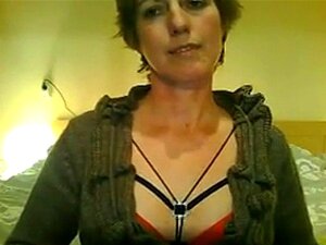 Reife Frau macht einen Striptease