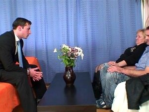 Große Oma nimmt zwei Schwänze