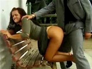 Einen Fremden auf einer Bank ficken