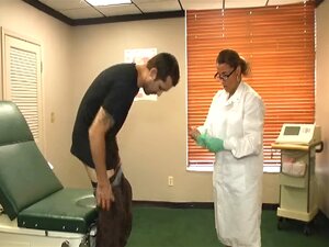 Busige Ärztin heilt einen riesigen Ständer