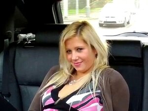 Heiße Blondine wird auf öffentlichem Parkplatz im Fake-Taxi gefickt.