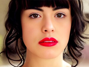 Blowjob-liebende brünette Amateurin lutscht den Schwanz eines