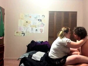 Pummelige blonde Süße mit Zöpfen liebt es, es doggystyle zu nehmen