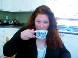 Die vollbusige Rothaarige BBW Jennifer wird in ihrer Küche