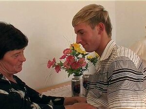 Frischer Junge bekommt echte gründliche Sexualerziehung von zwei