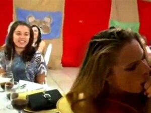Iskusite vrhunsko zadovoljstvo dok seksi devojke na žurki uživaju u