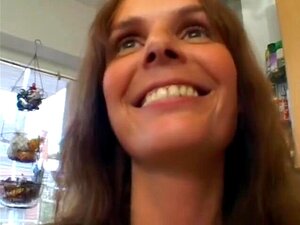 Lustvolle deutsche Mami in ihrer Küche