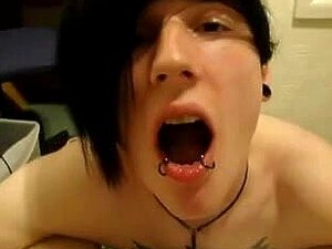 Геј Емо воли да гута сперму