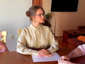 Korruptes Kindermädchen weitet Ihre Beine und spritzt saftig für den