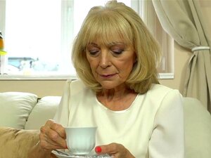 Cougar oma voorover gebogen en doggystyle genomen