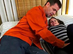 Homme mûr baise une MILF sexy de la taille d'une pinte avec un gros