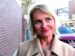 Die blonde Tasha Reign nimmt eine Fleischstange im Doggystyle