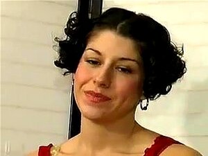 Kurzhaarige brünette, schlampige Blowjob-Ficks beim Vorsprechen,