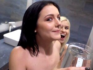 Schattige stiefzussen komen vast te zitten in een ladder en worden