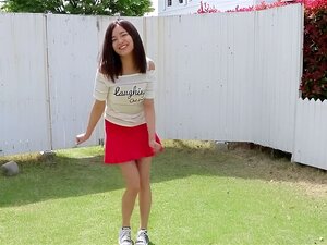 Frische japanische Schönheit lässt sich ihre Muschi im Upskirt
