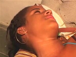 Leckere Brünette wird handgefickt