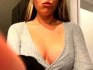 Amateur-MILF mit großen natürlichen Titten