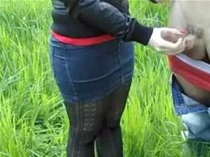 Amateur-Handjob in der Natur