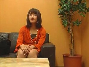 Modèle japonais fou dans des petits seins excités, scène