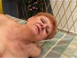 Ragazzo fresco scopa la nonna