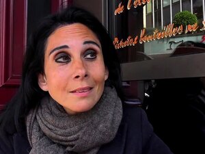 Heiße blonde Ehefrau stöhnt vor Vergnügen mit einem Schwanz in