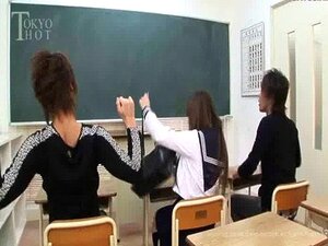 Japanisches süßes Mädchen bei einem Dreier im Klassenzimmer
