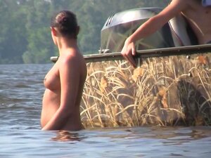 Babe mit schönen Kurven zeigt ihren Leuten ihre Sexiness, absolut
