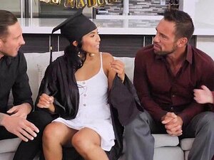 Jada und Danni Orgie mit ihren Stiefvätern endet mit einem heißen