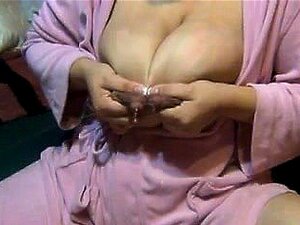 Laktierende Mama mit riesigen Nippeln Vivan von onmilfcom