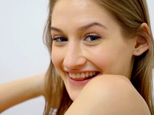 Europese schattige stiefzus is niet zo onschuldig als ze eruit ziet