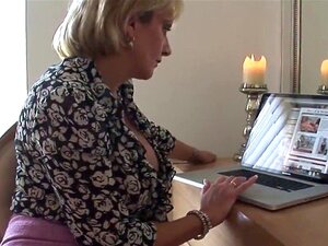 Die untreue britische reife Lady Sonia zeigt ihre riesigen Titten. Die