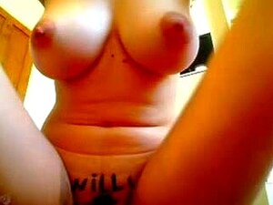 Scopri cosa sa fare una procace camgirl bruna che si esibisce in una