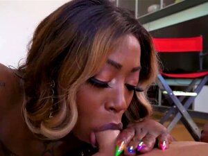 Sexy ebbenhouten stiefmoeder die ik zou willen neuken geeft een fijne