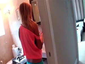 Het blond sötnosbrud blir kåt och visar upp sig